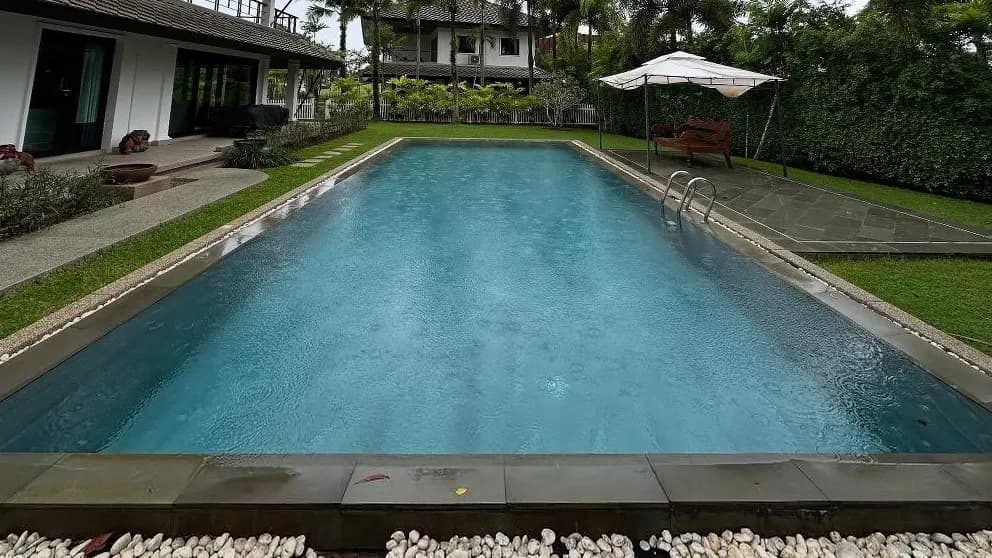 Garden villa pool before renovation