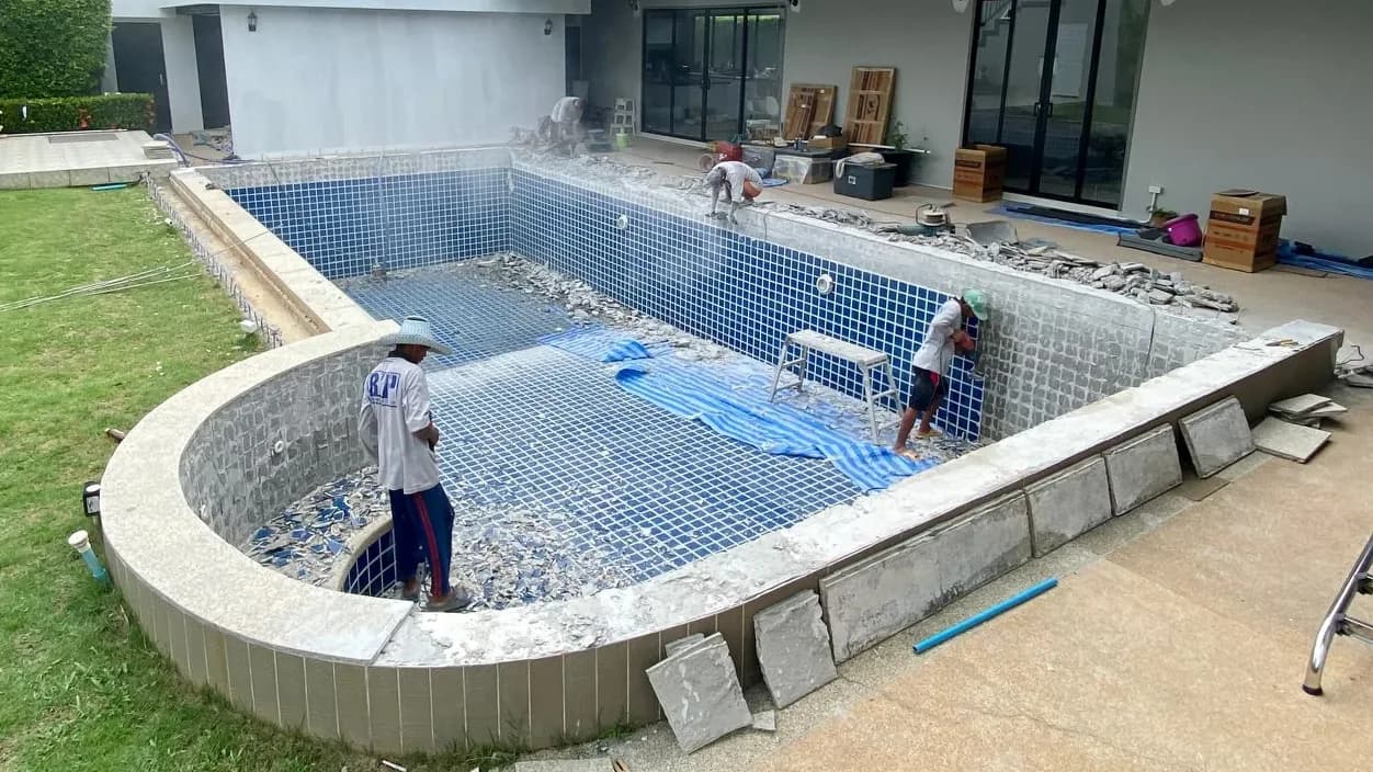 Family pool with curved spa before renovation