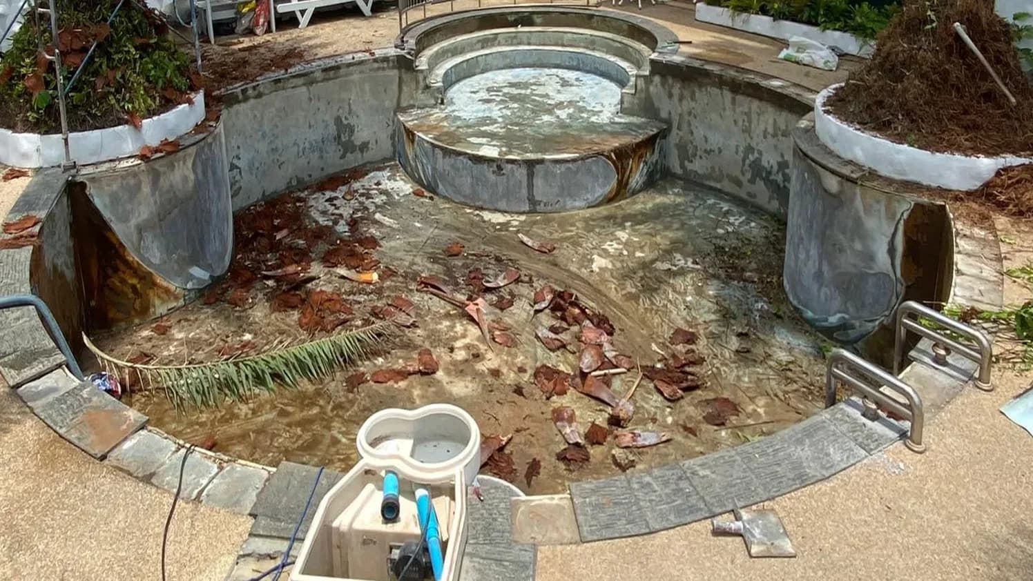Scalloped pool and spa before renovation