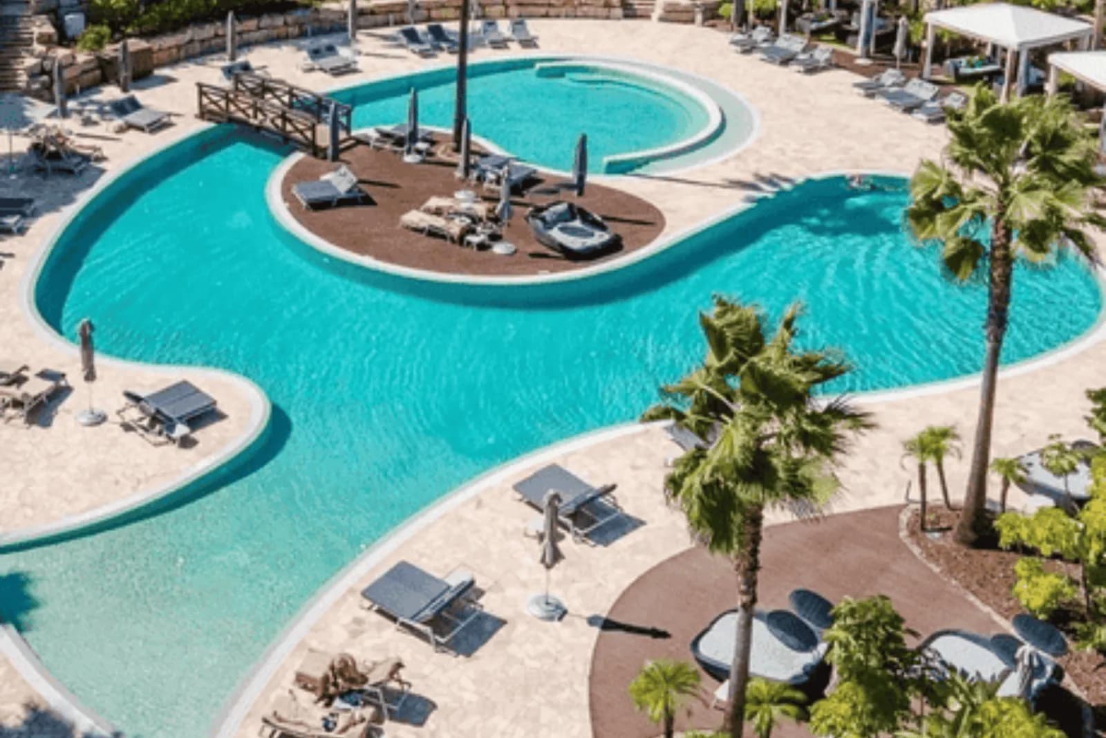 Infinity vs Freeform Pools: Which Is Better for Phuket Homes?