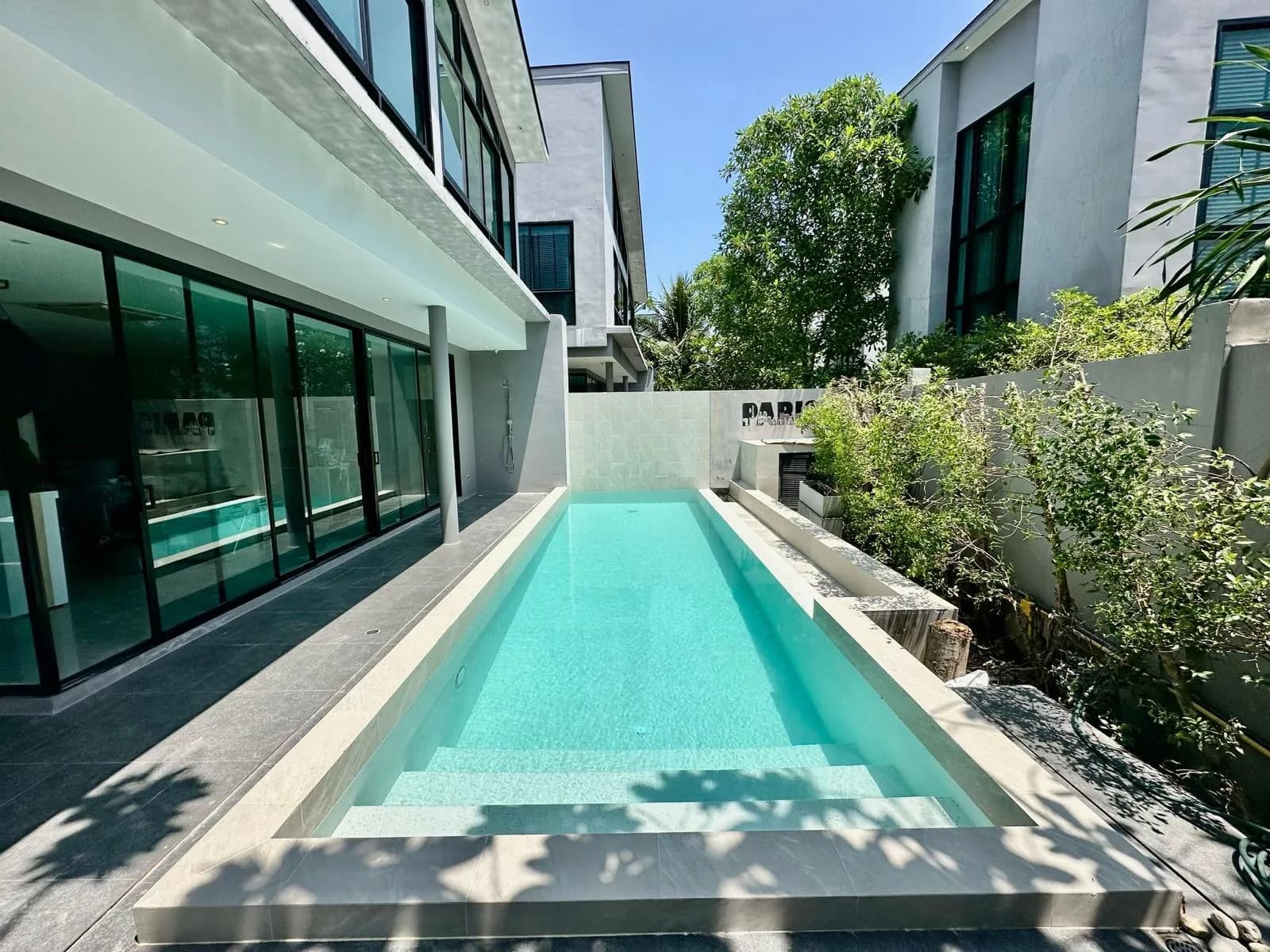 When to Renovate Your Swimming Pool: 7 Warning Signs Homeowners Shouldn’t Ignore